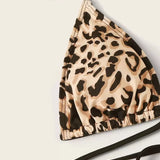 Costum de baie tip bikini cu imprimeu leopard, cu bretele în jurul gâtului și talie înaltă