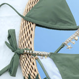 Bikini cu sârmă legat la gât, bandă legată pe șolduri cu lanțuri aurii