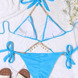 Bikini cu sârmă legat la gât, bandă legată pe șolduri cu lanțuri aurii