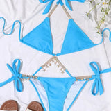 Bikini cu sârmă legat la gât, bandă legată pe șolduri cu lanțuri aurii