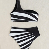Costum de baie din două piese cu top asimetric și pantaloni scurți cu talie înaltă