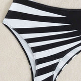 Costum de baie din două piese cu top asimetric și pantaloni scurți cu talie înaltă