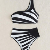 Costum de baie din două piese cu top asimetric și pantaloni scurți cu talie înaltă