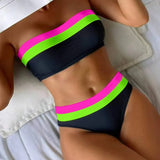 Costum de baie din două piese cu top tip bandeau și model patchwork în culori contrastante