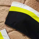 Costum de baie din două piese cu top tip bandeau și model patchwork în culori contrastante