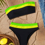 Costum de baie din două piese cu top tip bandeau și model patchwork în culori contrastante