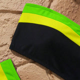 Costum de baie din două piese cu top tip bandeau și model patchwork în culori contrastante