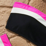 Costum de baie din două piese cu top tip bandeau și model patchwork în culori contrastante