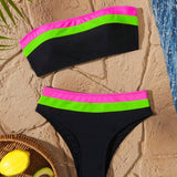 Costum de baie din două piese cu top tip bandeau și model patchwork în culori contrastante