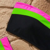 Costum de baie din două piese cu top tip bandeau și model patchwork în culori contrastante