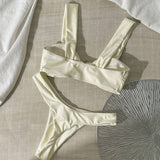 Bikini cu bretele late și decorații din metal
